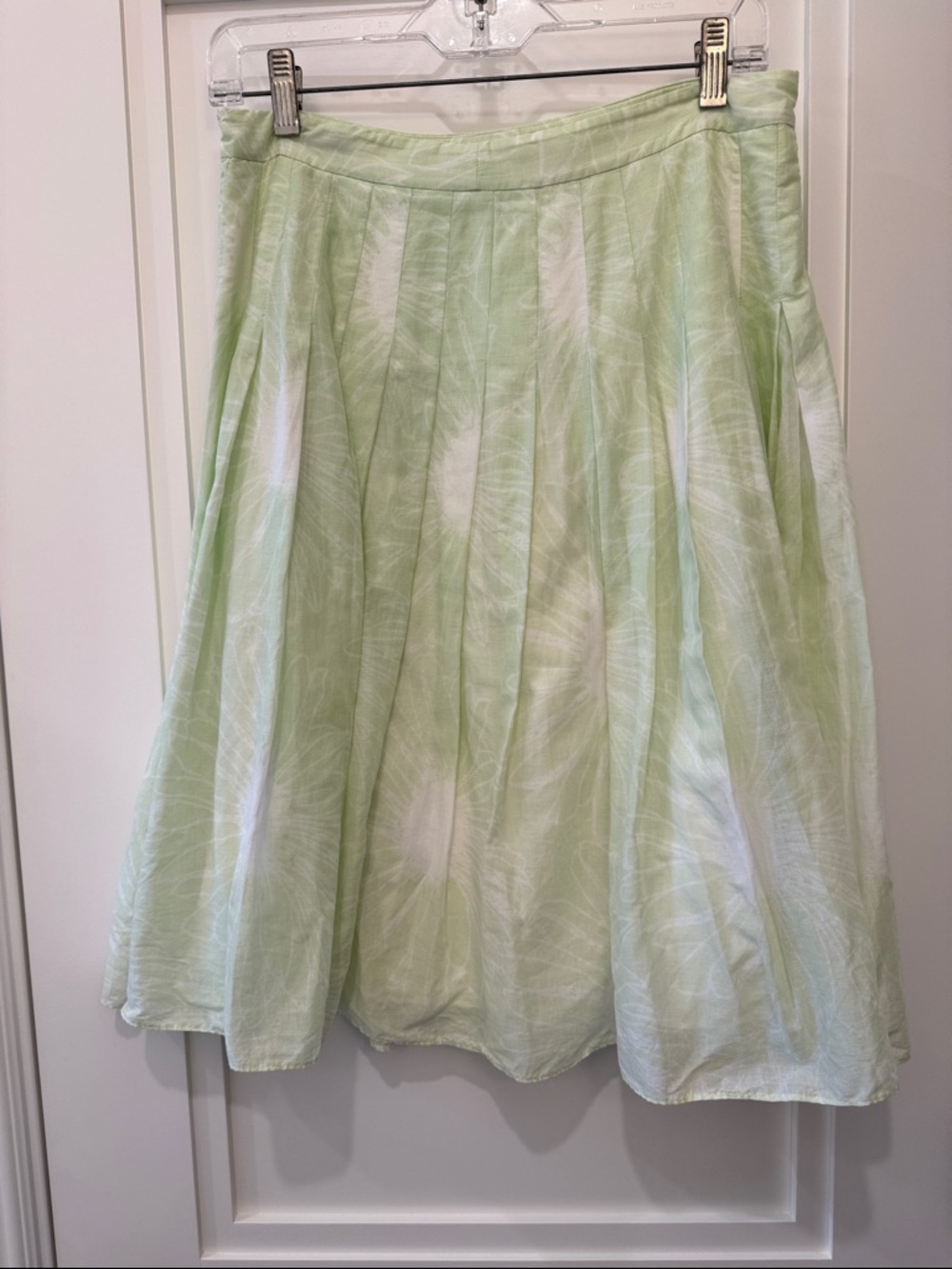 THEORY! SIZE 4! Light Green and White Pleated Circle Skirt! WORN ONCE!